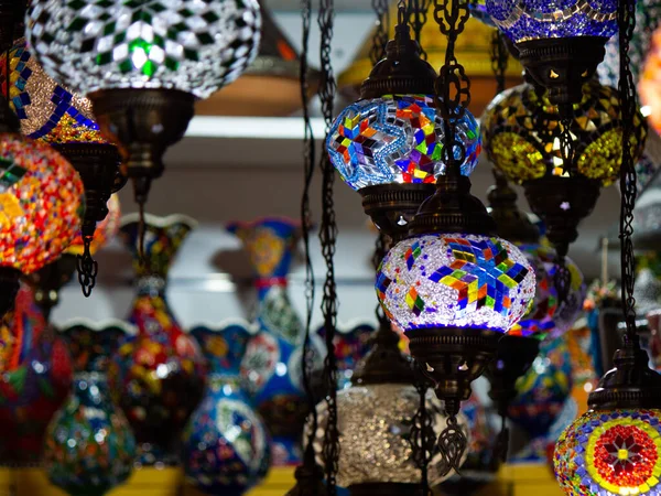 Un montón de lámparas turcas en una de las muchas tiendas de regalos Kemer. Antalya, Turquía . — Foto de Stock
