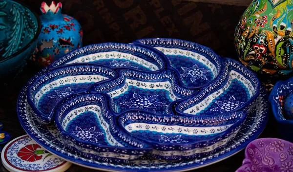 고풍 스러운 아라비아 도자기 접시와 그 밖의 기념품 — 스톡 사진