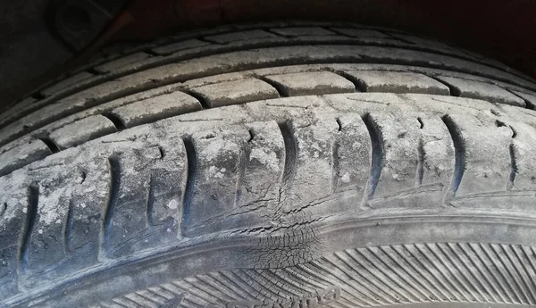 A bump on the tire, damage on the wheel — Stock Photo, Image