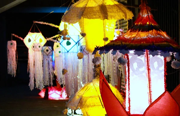 콜롬보, 슬라 일 란 카에서 열리는 cuddhist vesak festival, srilanka 행사중에 찍은 등불 — 스톡 사진