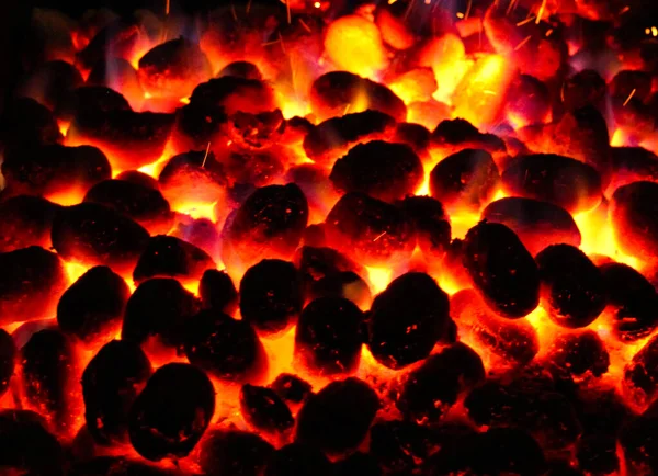 BBQ Grill Pit With Glowing And Flaming Hot Charcoal Briquettes, Food Background Or Texture, Close-Up, Top View — Stock Photo, Image