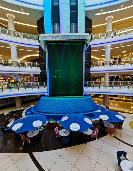 Fuente de agua en el centro comercial Tawar en Doha Qatar. Hermoso centro comercial en Qatar —  Fotos de Stock