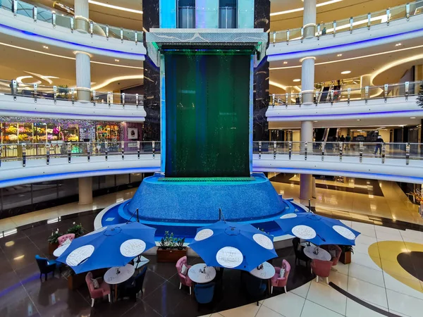 Фонтан води в торговому центрі Тавар в Доха Катар. Чудовий торговий центр у Катарі. — стокове фото