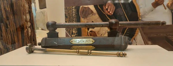 The key of Kaaba door,The door of the Kaaba called Multazam at Grant holy mosque Al-Haram in Mecca Saudi Arabia. Muslim Pilgrims at The Kaaba in The Great Mosque of Mecca — Stock Photo, Image