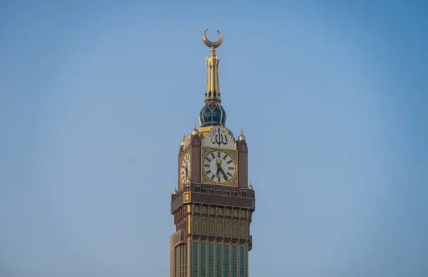 Mekke, Suudi Arabistan - 21 Mayıs 2019 Zam-zam Kulesi veya Saat Kulesi dünyanın en yüksek saat kulesidir. Mescidi Haram 'ın dışındaki Abraj Al Bait, Müslümanlar için en kutsal cami. Mekke 'nin simgesi. — Stok fotoğraf
