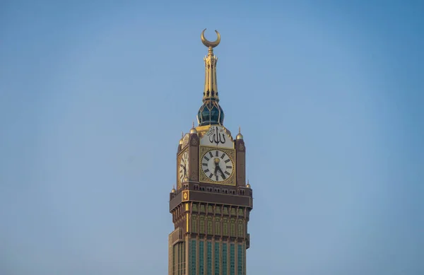 Mekke, Suudi Arabistan - 21 Mayıs 2019 Zam-zam Kulesi veya Saat Kulesi dünyanın en yüksek saat kulesidir. Mescidi Haram 'ın dışındaki Abraj Al Bait, Müslümanlar için en kutsal cami. Mekke 'nin simgesi.