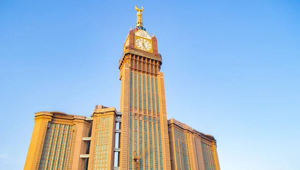 Mekke, Suudi Arabistan - 21 Mayıs 2019 Zam-zam Kulesi veya Saat Kulesi dünyanın en yüksek saat kulesidir. Mescidi Haram 'ın dışındaki Abraj Al Bait, Müslümanlar için en kutsal cami. Mekke 'nin simgesi.