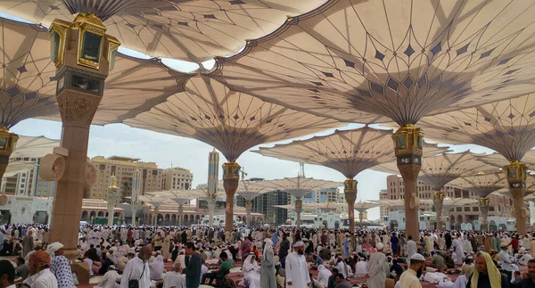 Jummah en Medina Profeta mezquita. la umberalla protege de la luz solar — Foto de Stock