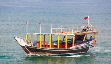 Doha Katar 'da renkli dhows ya da botlar. Katar turizmi