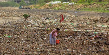 Deniz Kirliliği: Sri Lanka plajındaki dalgaların getirdiği çöp yığınında kadınlar plastik şeyler topluyor.