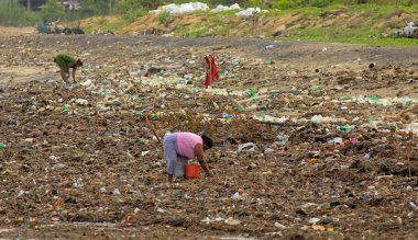 Deniz Kirliliği: Sri Lanka plajındaki dalgaların getirdiği çöp yığınında kadınlar plastik şeyler topluyor.