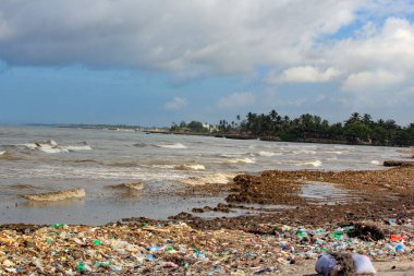 Deniz Kirliliği: Colombo yakınlarındaki Sri Lanka Denizi 'ne çöp atıldı. Kadınlar denizden gelen dalgaların getirdiği çöp yığınında plastik şeyler toplarlar.