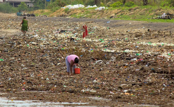 Meeresverschmutzung Frauen Sammeln Plastikgegenstände Einem Müllhaufen Den Die Brandung Aus — Stockfoto