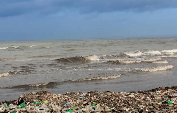 Ρύπανση Της Θάλασσας Απορρίμματα Απορριμμάτων Στη Θάλασσα Της Σρι Λάνκα — Φωτογραφία Αρχείου