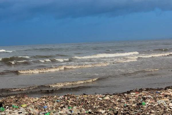 Ρύπανση Της Θάλασσας Απορρίμματα Απορριμμάτων Στη Θάλασσα Της Σρι Λάνκα — Φωτογραφία Αρχείου