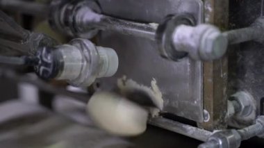 Arap ekmeği üretiminde yakın çekim. Arap ekmeği üretimi.