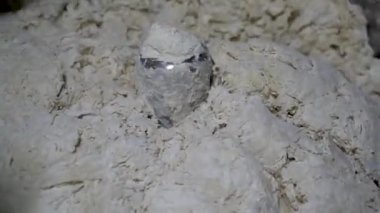 Büyük endüstriyel karıştırıcıda tereyağı kapatılıyor..