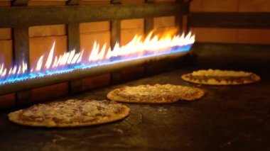 Gazlı fırında pişmiş Lübnan pizzalarını yakından çek.