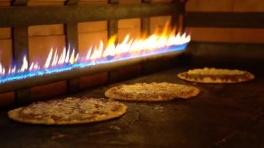 Gazlı fırında pişmiş Lübnan pizzalarını yakından çek.