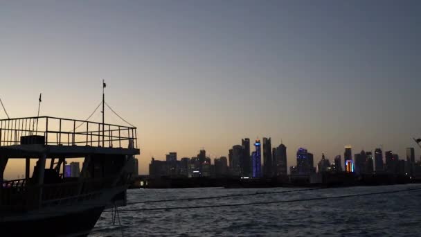 Grabación Cámara Lenta Corniche Ciudad Qatar Durante Puesta Del Sol — Vídeos de Stock