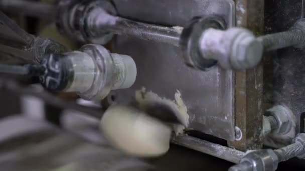 Fermeture de la prise de vue de la production de pain arabe dans une machine.Production de pain arabe