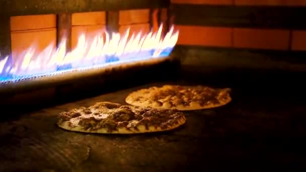 Крупный План Ливанской Пиццы Запеченной Газовой Печи — стоковое видео