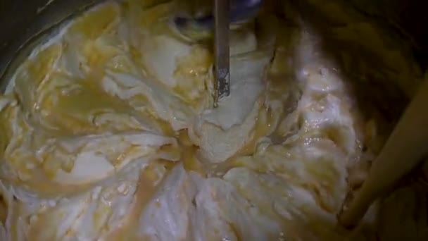 Zbliżenie Zdjęcia Mieszania Jajka Masłem Dużym Mikserze Przemysłowym Mieszanie Jaj — Wideo stockowe