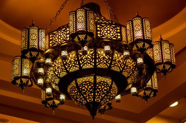 Cami duvarındaki Fas süslü metal lamba. Fas tarzı lamba ya da fener..