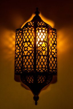 Cami duvarındaki Fas süslü metal lamba. Fas tarzı lamba ya da fener..