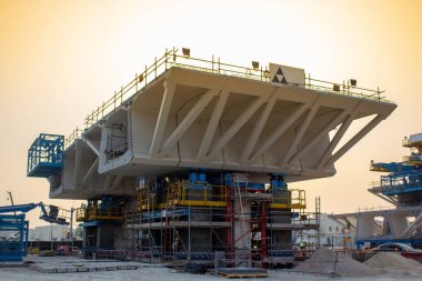 Köprü inşaatının arkaplan görüntüsü. İnşaat alanı.