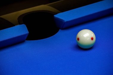 Bilardo toplarının arka plan resmi mavi bir bilardo masasında, bilardo oyunu