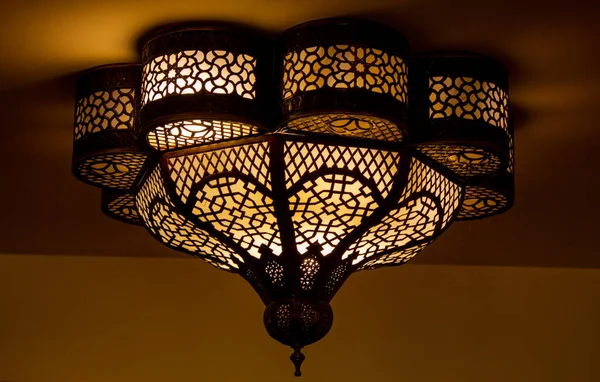 モロッコモスク カタールの壁に装飾された金属製のランプモロッコ風のランプまたはランタン — ストック写真