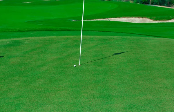 Bovenaanzicht Van Ijzeren Golfclub Bal Een Groen Gras — Stockfoto