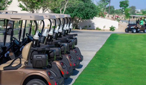 Imagen Fondo Los Carros Golf Estacionados Cierre Golf Una Línea —  Fotos de Stock