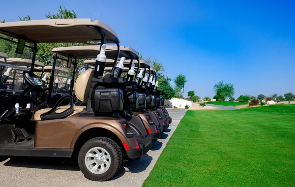 Imagem Fundo Carrinhos Golfe Estacionados Fechamento Golfe Uma Linha Campo — Fotografia de Stock