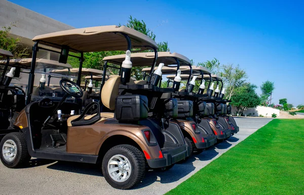 Imagen Fondo Los Carros Golf Estacionados Cierre Golf Una Línea —  Fotos de Stock