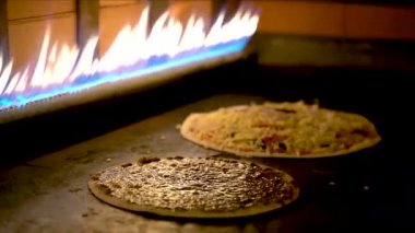 Manakish ve fırında pişmiş pizza.