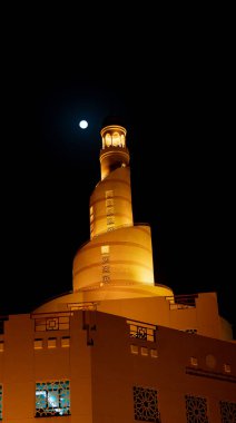 Dolunay arkaplanlı İslami minarenin arkaplan resmi.