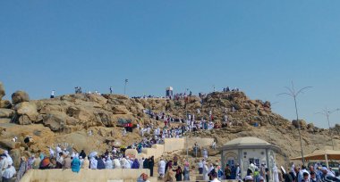 MECCA, SAUDI ARABIA - 29 Mart 2019 Mekke Suudi Arabistan 'daki kutsal camide Multazam adlı Kabe' nin kapısı. Mekke 'nin Büyük Camii, Suudi Arabistan' daki Kabe 'deki Müslüman hacılar.