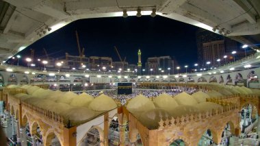 MECCA, SAUDI ARABIA - 29 Mart 2019 Mekke Suudi Arabistan 'daki kutsal camide Multazam adlı Kabe' nin kapısı. Mekke 'nin Büyük Camii, Suudi Arabistan' daki Kabe 'deki Müslüman hacılar.