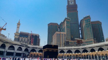 MECCA, SAUDI ARABIA - 29 Mart 2019 Mekke Suudi Arabistan 'daki kutsal camide Multazam adlı Kabe' nin kapısı. Mekke 'nin Büyük Camii, Suudi Arabistan' daki Kabe 'deki Müslüman hacılar.