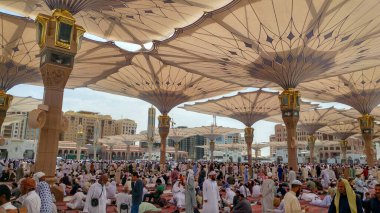 Medine, Suudi Arabistan - 01 Aralık 2019: Umra ve Hac yolculuğu Peygamber Muhammed Mescidi un Nabawi