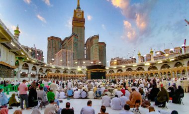 MECCA, SAUDI ARABIA - 29 Mart 2019 Mekke Suudi Arabistan 'daki kutsal camide Multazam adlı Kabe' nin kapısı. Mekke 'nin Büyük Camii, Suudi Arabistan' daki Kabe 'deki Müslüman hacılar.