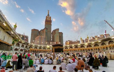 MECCA, SAUDI ARABIA - 29 Mart 2019 Mekke Suudi Arabistan 'daki kutsal camide Multazam adlı Kabe' nin kapısı. Mekke 'nin Büyük Camii, Suudi Arabistan' daki Kabe 'deki Müslüman hacılar.