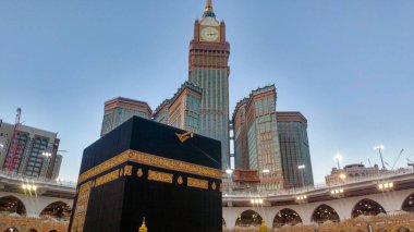 MECCA, SAUDI ARABIA - 29 Mart 2019 Mekke Suudi Arabistan 'daki kutsal camide Multazam adlı Kabe' nin kapısı. Mekke 'nin Büyük Camii, Suudi Arabistan' daki Kabe 'deki Müslüman hacılar.