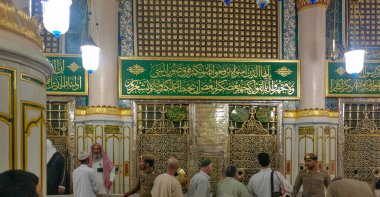 Medine, Suudi Arabistan - 01 Aralık 2019: Umra ve Hac yolculuğu Peygamber Muhammed Mescidi un Nabawi