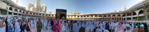 在沙特阿拉伯麦加的格兰特圣地 Grant Holy Mosque Haram Kaaba的门被称为Multazam 在沙特阿拉伯麦加大清真寺The Kaaba的穆斯林朝圣者 — 图库照片