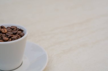 Beyaz arka planda kahve fincanı ve fasulye. Metin girdisi için kopyalama alanı olan üst görünüm.