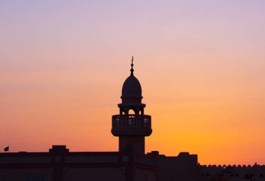 Gün batımında cami minaresinin arkaplan resmi