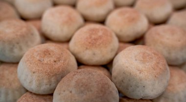 Maamoul (klecha) - içi hurma, şam fıstığı ve ceviz dolu ev yapımı Arap kurabiyeleri. Üst görünüm